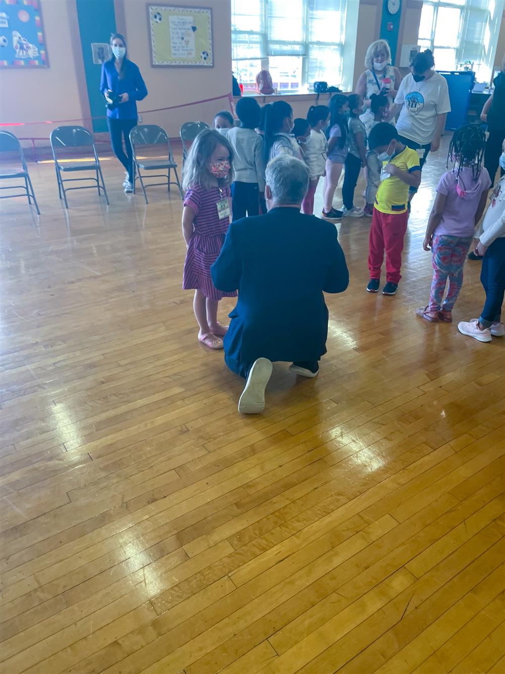 Peter Reynolds spoke with Early Learning Students following his presentation to them on Friday. 